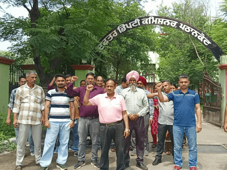 यूनियन की आपातकालीन ऑनलाइन बैठक में सरकार की ओर से डीए पर रोक लगाने के नोटिफिकेशन का भी विरोध किया गया।