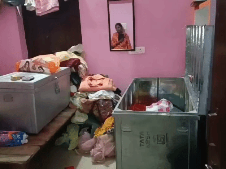 चोरों ने बक्से का लॉक तोड़ दिया।