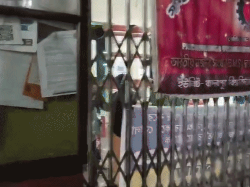 वायरल वीडियो में लेफ्ट समर्थित छात्रों के आगजनी और नारेबाजी का दावा किया जा रहा है।