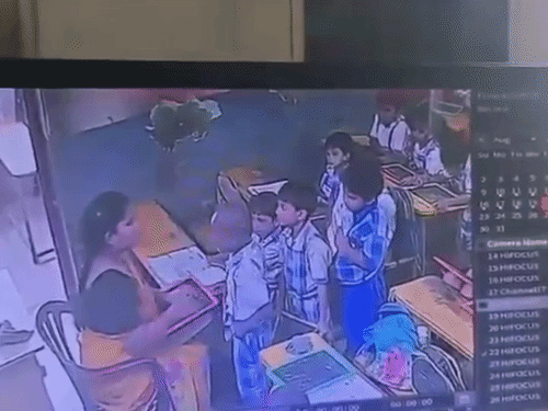विशाखापट्‌टनम के स्कूल में बच्चे और क्लास टीचर की तस्वीर।  - Dainik Bhaskar