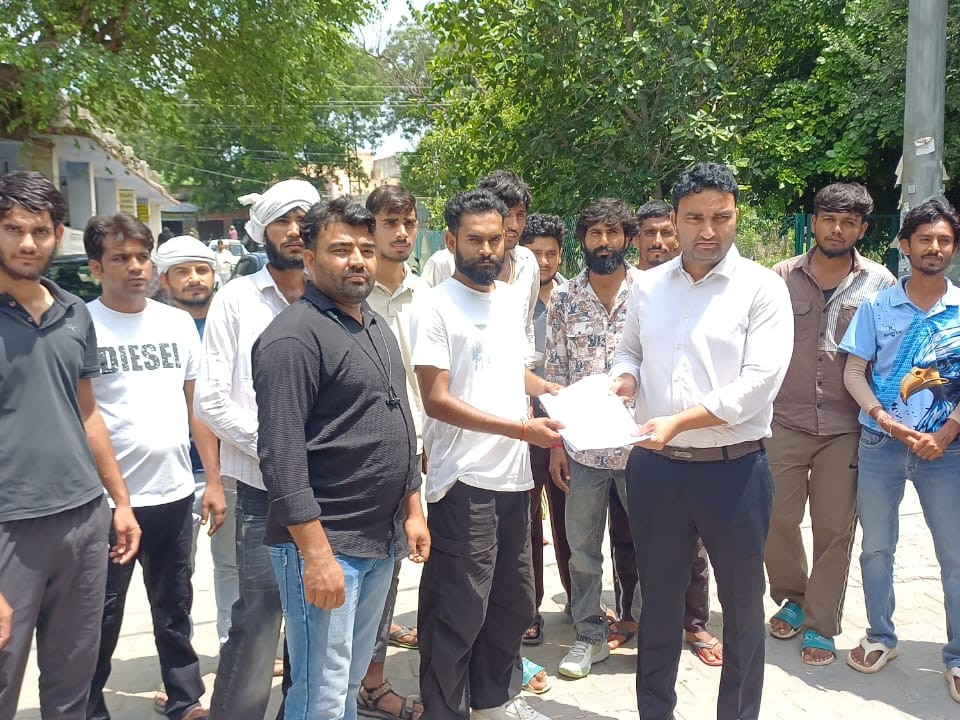 खेल मैदान से अतिक्रमण हटाने की मांग को लेकर युवाओं ने एसडीएम को ज्ञापन सौंपा है।