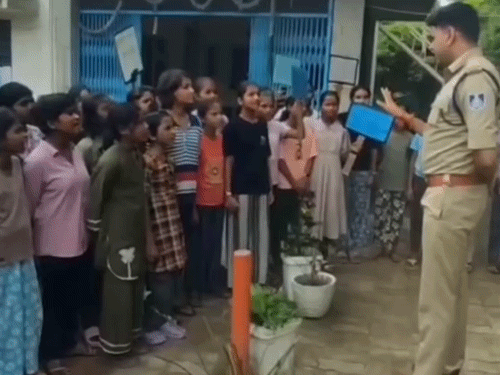 बच्चों की शिकायत- 3 बजे छुट्‌टी कर देते हैं, अंदर किसी को आने नहीं देते|जॉब - एजुकेशन,Jobs & Education - Dainik Bhaskar