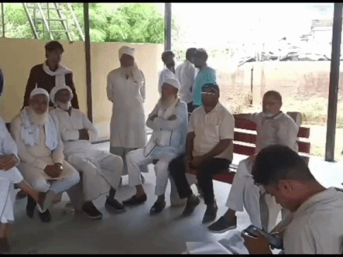 पोस्टमार्टम हाउस पर मौजूद मृतका शगुफ्ता के परिजन।