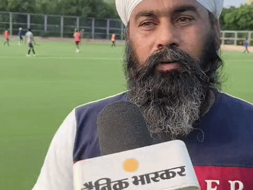 कोच हरविंदर सिंह जानकारी देते हुए।