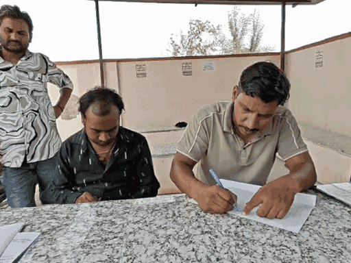 न्यू मेडिकल कॉलेज हॉस्पिटल में परिजन मामले की जानकारी देते हुए।
