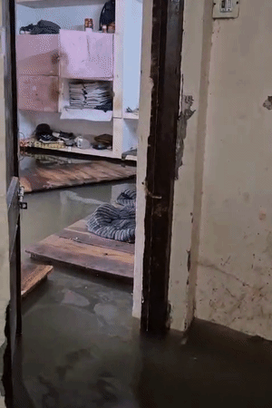 प्रयागराज में हॉस्टलों में पानी भरने से छात्रों के बिस्तर और सामान डूब गए।