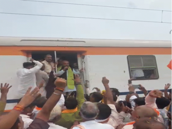 मप्र विधानसभा अध्यक्ष नरेंद्र सिंह तोमर ने ट्रेन से ही लोगों को संबोधित किया।