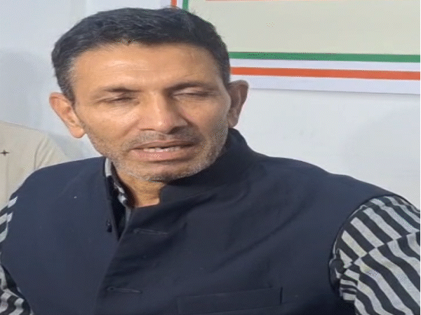 प्रदेश कांग्रेस कार्यालय में मीडिया से बात करते प्रदेश कांग्रेस अध्यक्ष जीतू पटवारी।