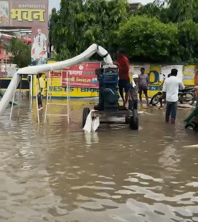 जलभराव वाले इलाकों से पानी निकालने के लिए एक साथ 3 से 4 पंपिंग सेट चलाए गए।