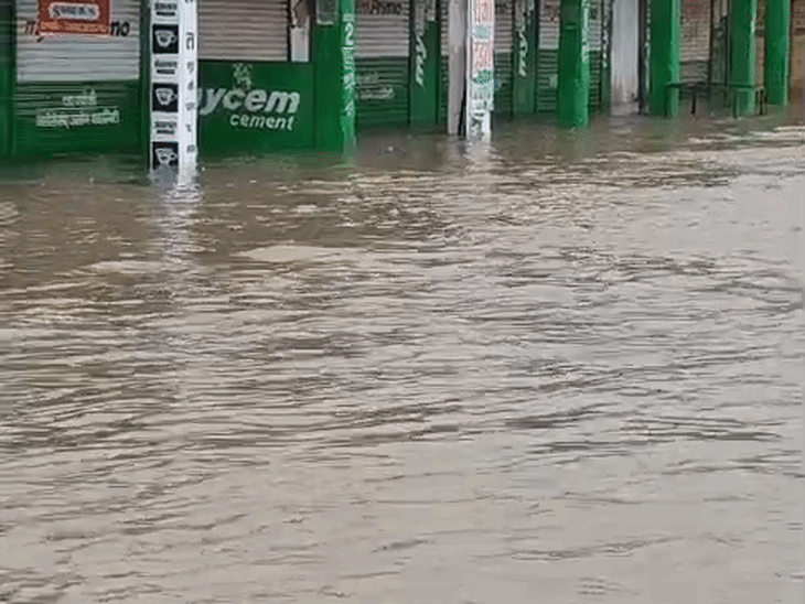 हरिजन-आदिवासी बस्ती के घरों और दुकानों में घुसा पानी।
