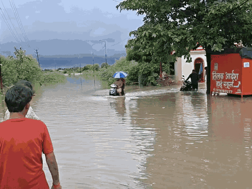 सड़कें तालाब बन गई हैं।