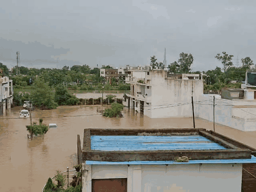 कई इलाकों में घरों तक पानी पहुंचा।