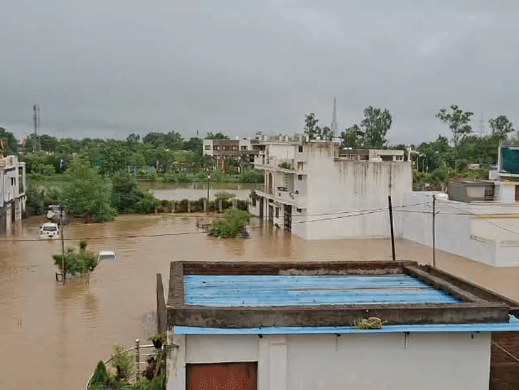 कई इलाकों में घरों तक पानी पहुंचा।
