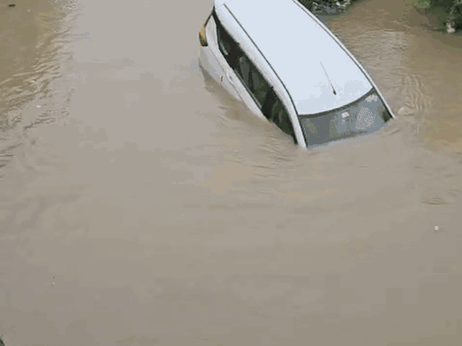 पानी के तेज बहाव में कार 100 मीटर दूर बह गई।