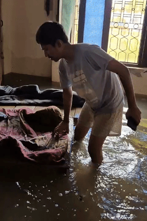 प्रतियोगी परीक्षाओं की तैयारी करने वाले छात्रों के हॉस्टल में 2 से 3 फीट तक पानी भर गया। बिस्तर खराब गए।