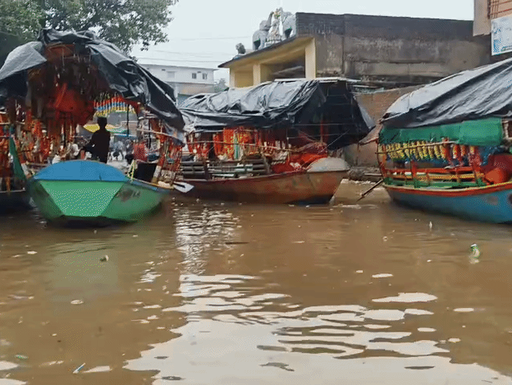 लोगों को सुरक्षित बाहर निकालने के लिए सड़क पर नावें चल रही हैं।