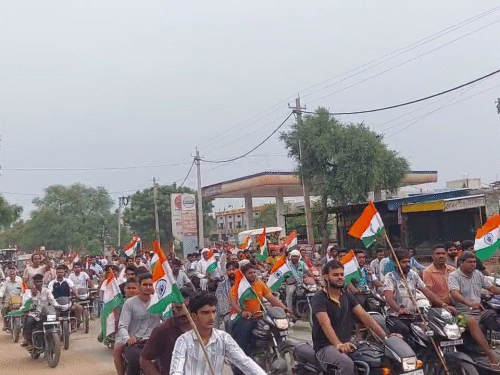 Youth taking out a tricolor rally in martyr Ravi Prakash's village Kasni