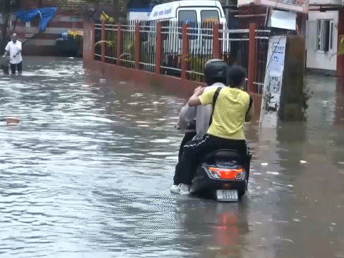 असम के गुवाहाटी में तेज बारिश से सड़कों पर पानी भर गया, जिससे राहगीरों को परेशानी हुई।
