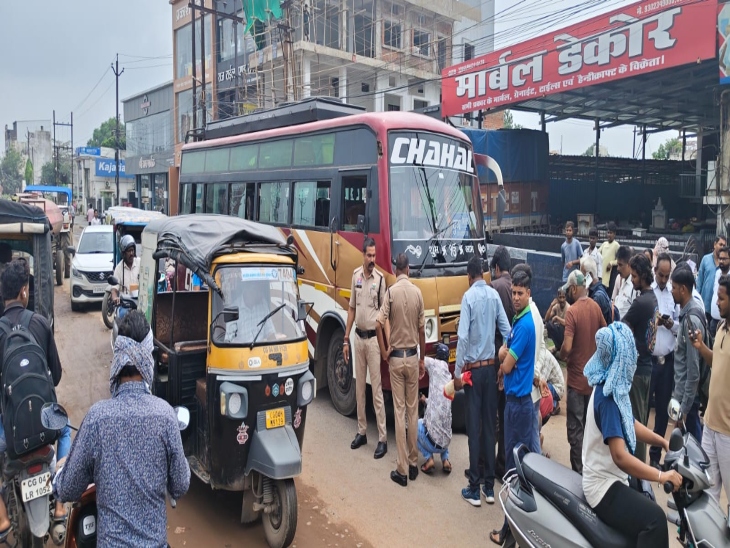 राहगीरों की सूचना पर पहुंची पुलिस ने ड्राइवर को हिरासत में लिया।