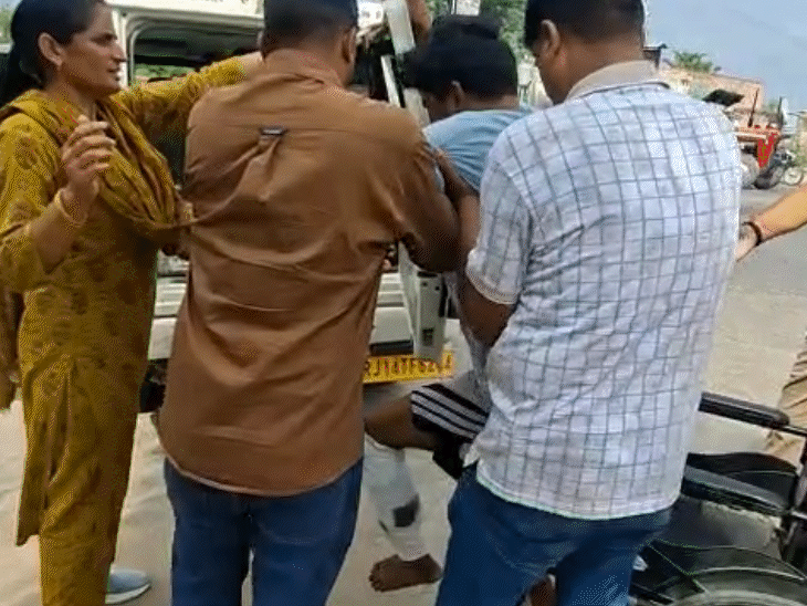 सीकर के एसके हॉस्पिटल से छुट्टी मिलने के बाद आरोपी को घटना स्थल पर पुलिस ले गई।