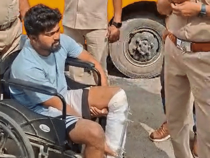 पुलिस जवान से हथियार छीनकर भागते समय आरोपी को पुलिस ने पैर में गोली मारी थी।