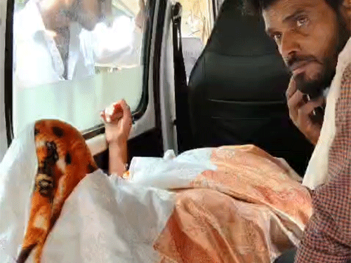 एंबुलेंस से ले जाते वक्त युवक के शरीर में हरकत दिखी, हाथ-पैर हिलने लगे थे।