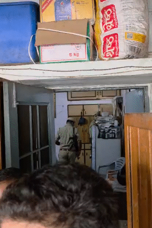 वारदात के बाद मानस घर पहुंचा और कमरा बंद करके बहन को गोली मारकर खुद को गोली मार ली।