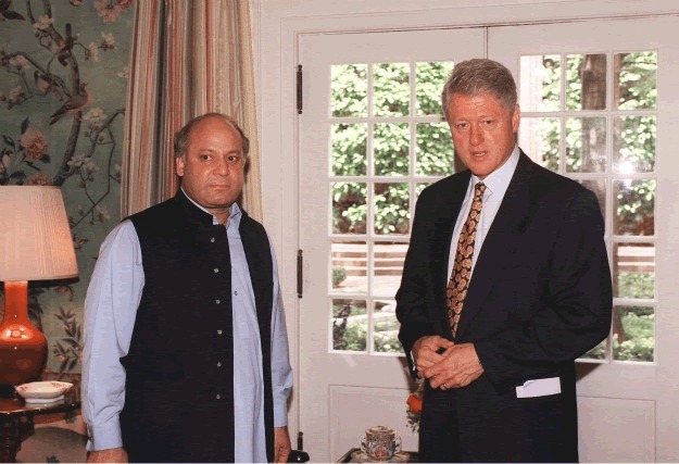 1999 के कारगिल युद्ध के दौरान पाकिस्तान के प्रधानमंत्री नवाज शरीफ, अमेरिकी राष्ट्रपति बिल क्लिंटन से मिलने वॉशिंगटन डीसी पहुंचे थे।