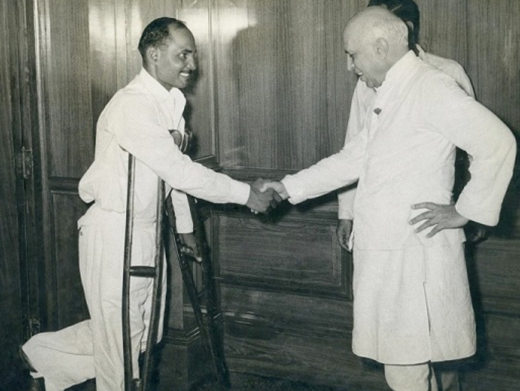 कर्नल बुल और प्रधानमंत्री जवाहर लाल नेहरू। 1960 के दशक में बुल की पैर की उंगलियां काटनी पड़ी थीं।