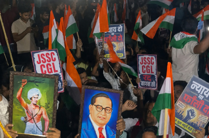 नौकरी से हटाए गए अधिकारियों ने गुरुवार की शाम मोरहाबादी से अल्बर्ट एक्का चौक तक तिरंगा यात्रा निकाली।