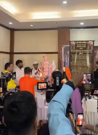 कार्यक्रम के दौरान पीएम मोदी के कटआउट की आरती भी उतारी गई।