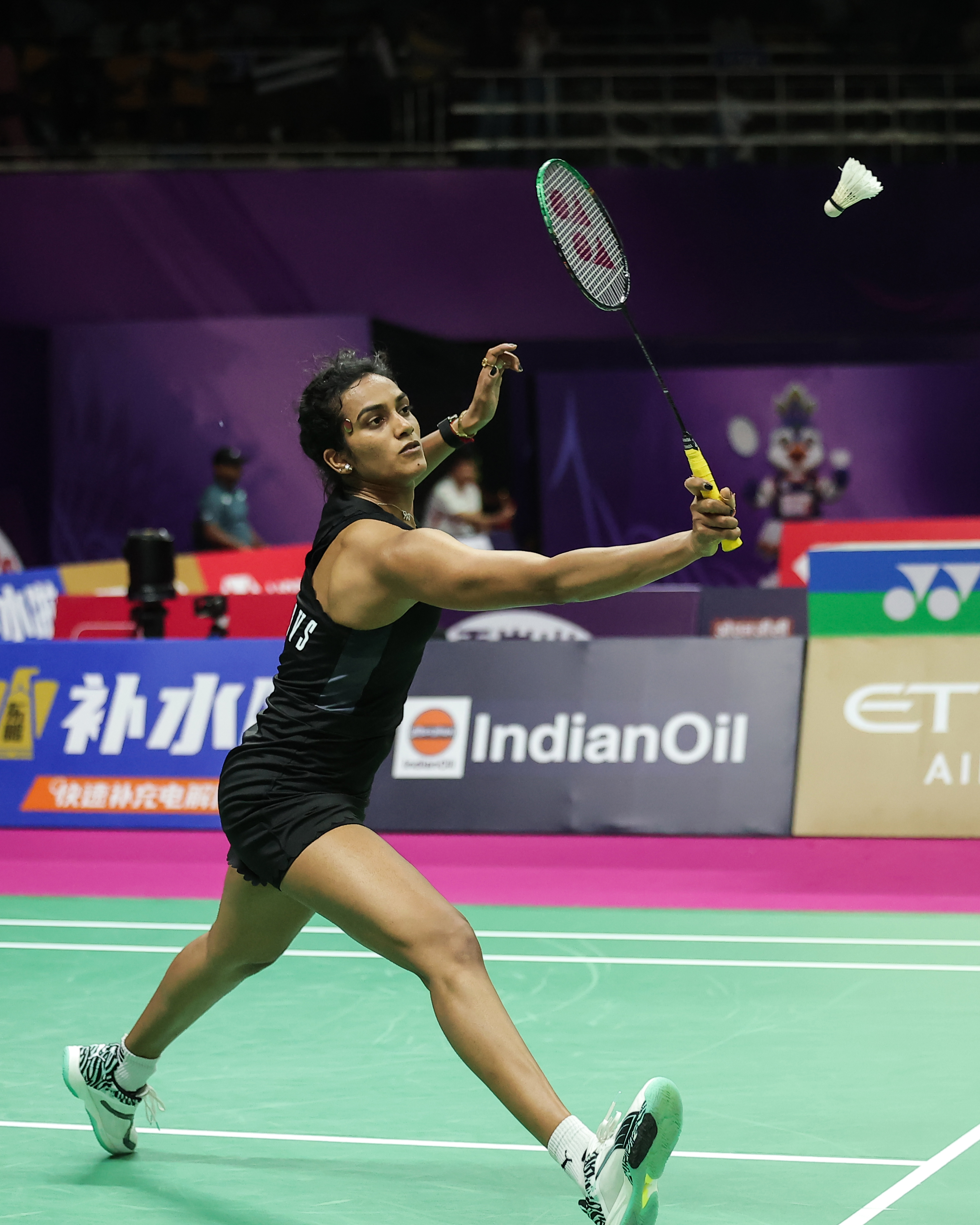 राउंड ऑफ 16 सामन्यात चिनी खेळाडूविरुद्ध रिटर्न मारताना पीव्ही सिंधू. (फोटो BAI)