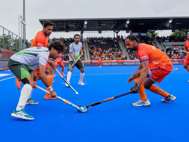 मैच के दौरान भारतीय टीम और सिरसा के हॉकी प्लेयर राजिंदर सिंह।