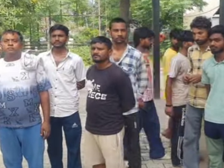 मामले के बारे में बताते बच्चों के परिजन