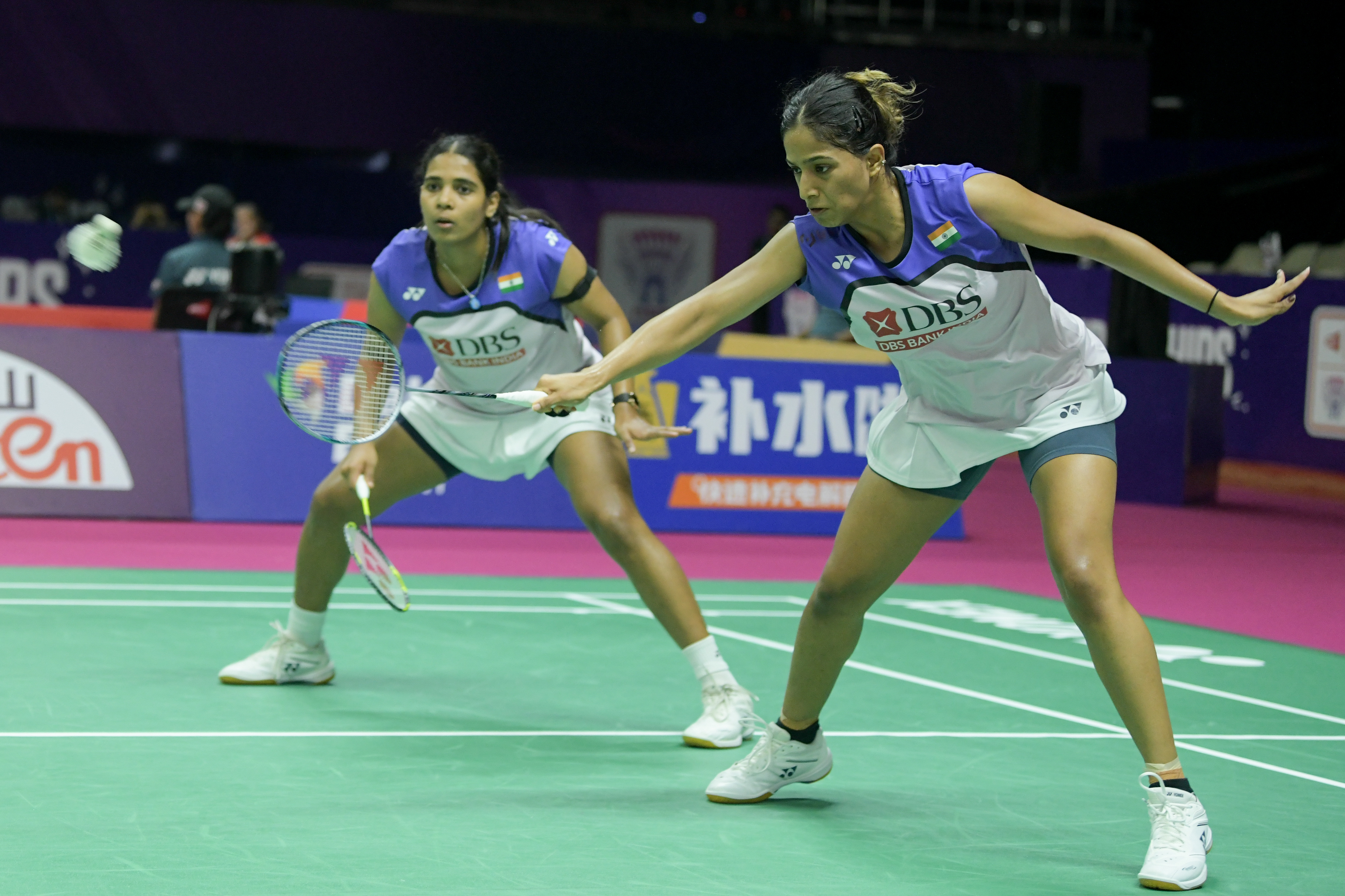 राउंड ऑफ 16 सामन्यात त्रिसा जॉली आणि गायत्री गोपीचंदची जोडी रिटर्न करताना. (फोटो BAI)