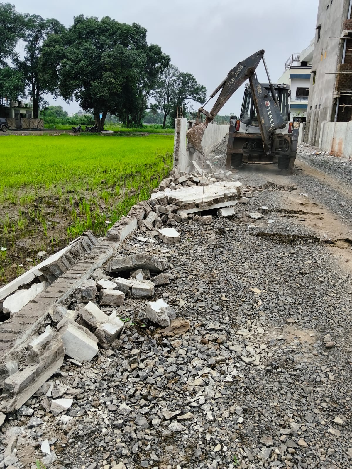 नगर निगम नोटिस जारी करने के साथ अवैध निर्माण भी तोड़ रहा है।