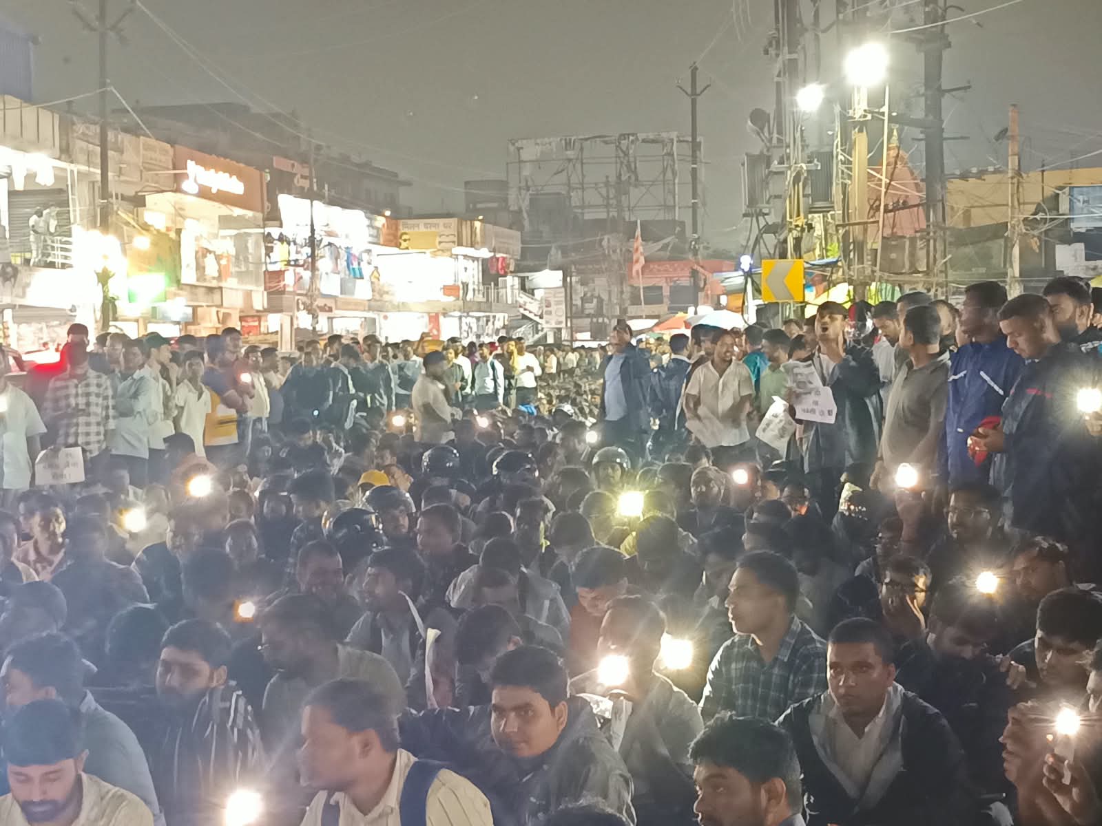 नौकरी से हटाए गए अधिकारियों ने बुधवार की शाम प्रोजेक्ट भवन से हटिया चौक तक आक्रोश मार्च निकाला।