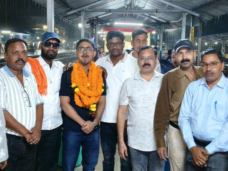 मुंबई से लौटने के बाद भाटापारा रेलवे स्टेशन पर योगेश का स्वागत किया गया।