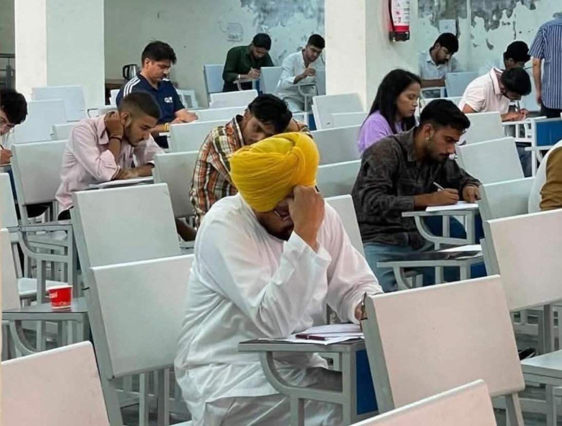 एग्जाम हॉल में चन्नी अपना पेपर लिखते नजर आए।