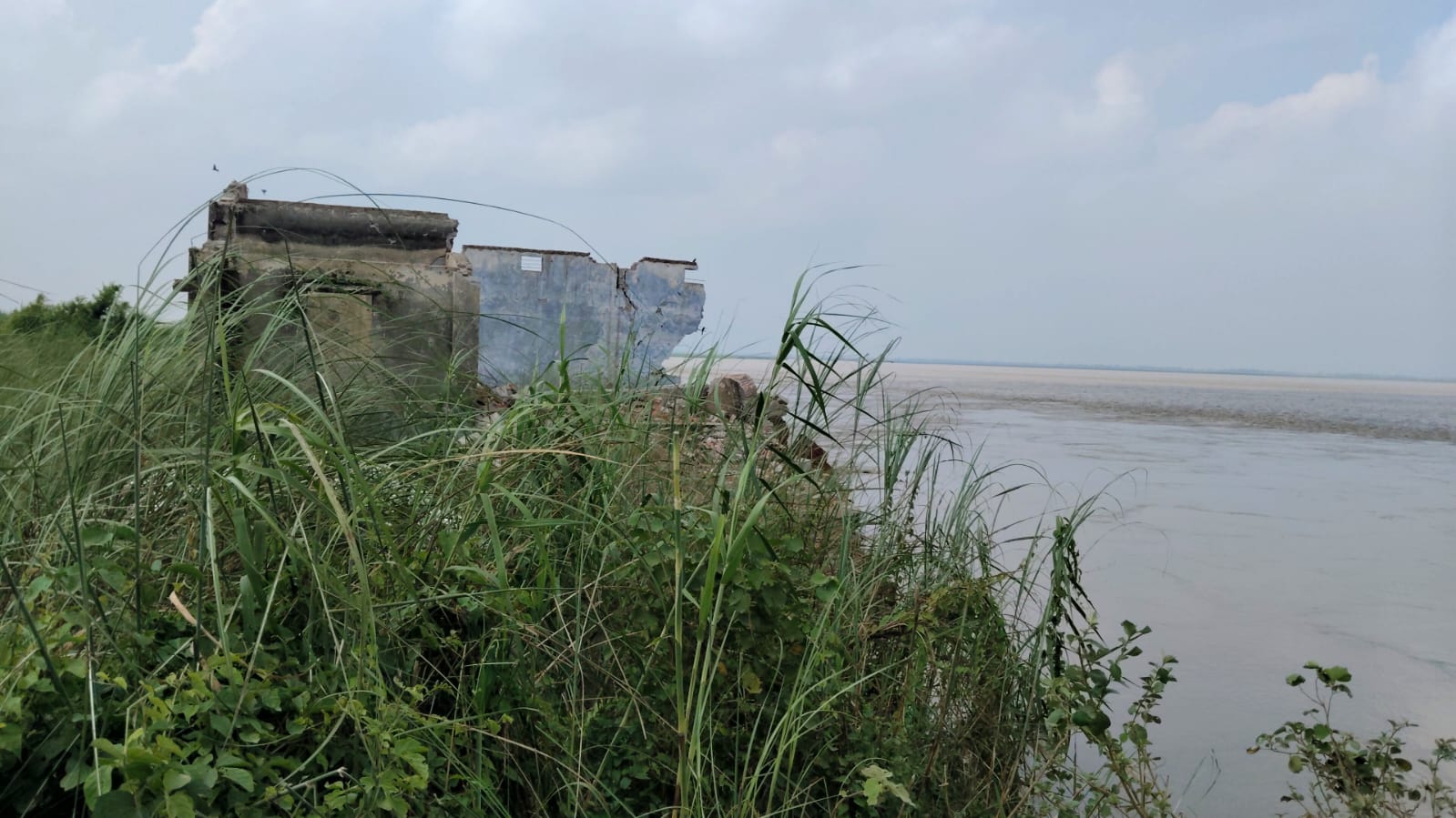 गंडक के कटाव में लोगों के घर-खेत बह जा रहे हैं।