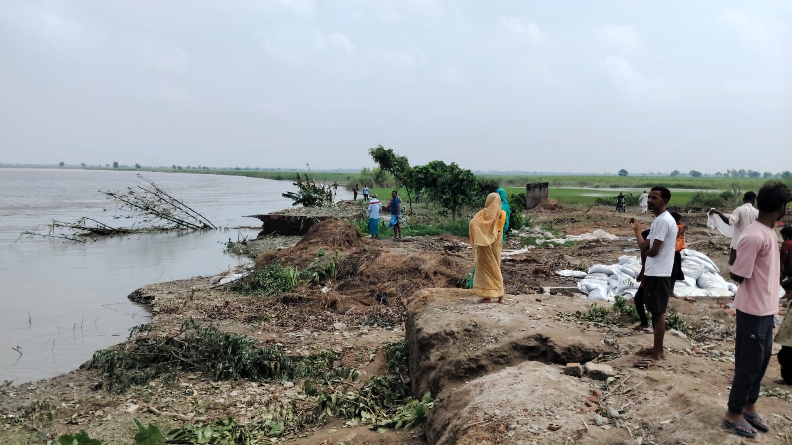 गंडक के कटाव से लोग परेशान हैं।