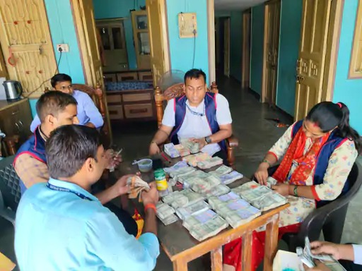 बेगूसराय स्थित आवास से लगभग साढ़े 15.50 लाख कैश बरामद किया गया है।