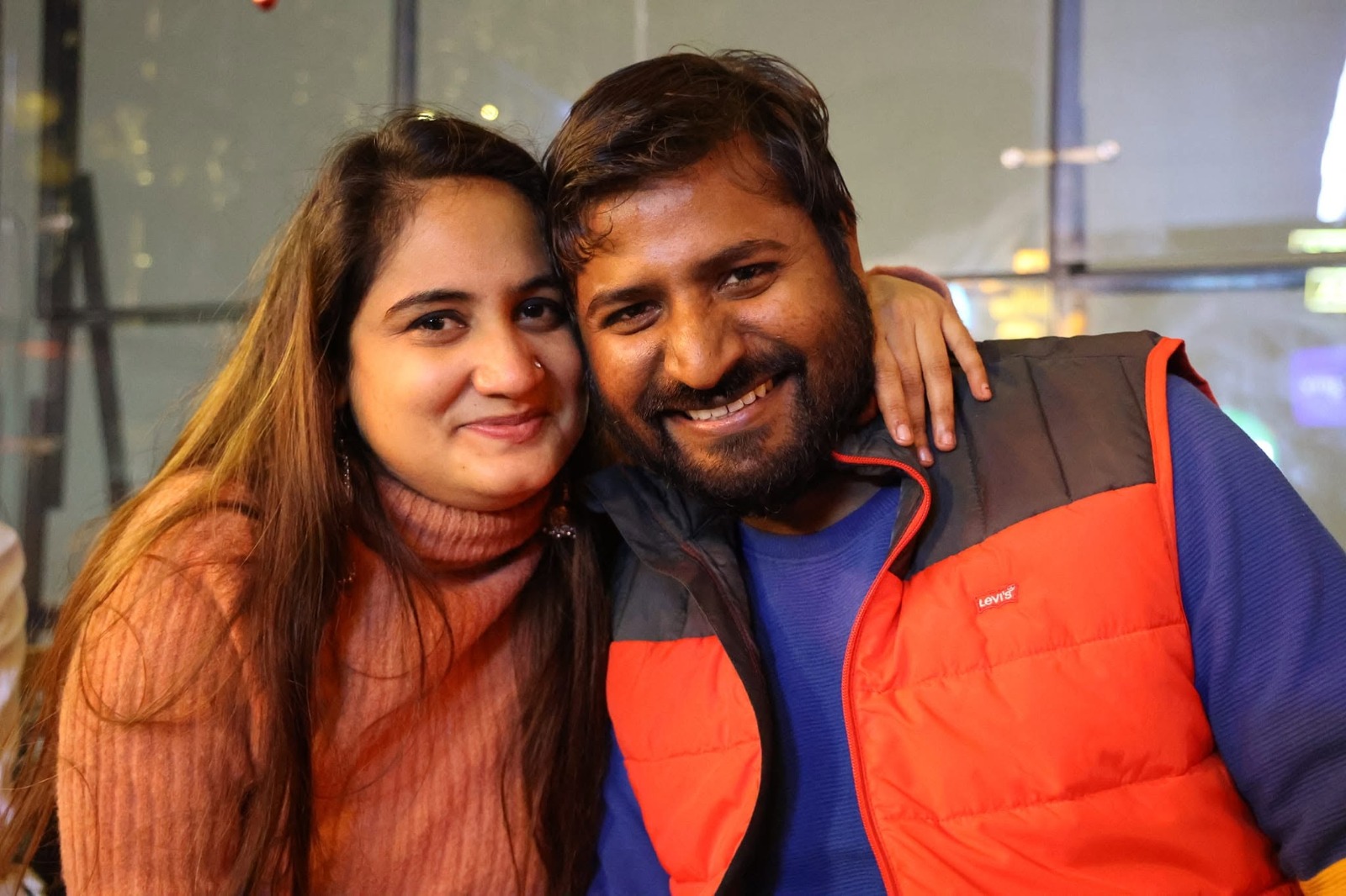 यह दिव्या की बहन प्रज्ञा मिश्रा और उनके पति भरत यादव की तस्वीर है। मानस ने वॉट्सएप स्टेटस में इन दोनों का भी जिक्र किया है।