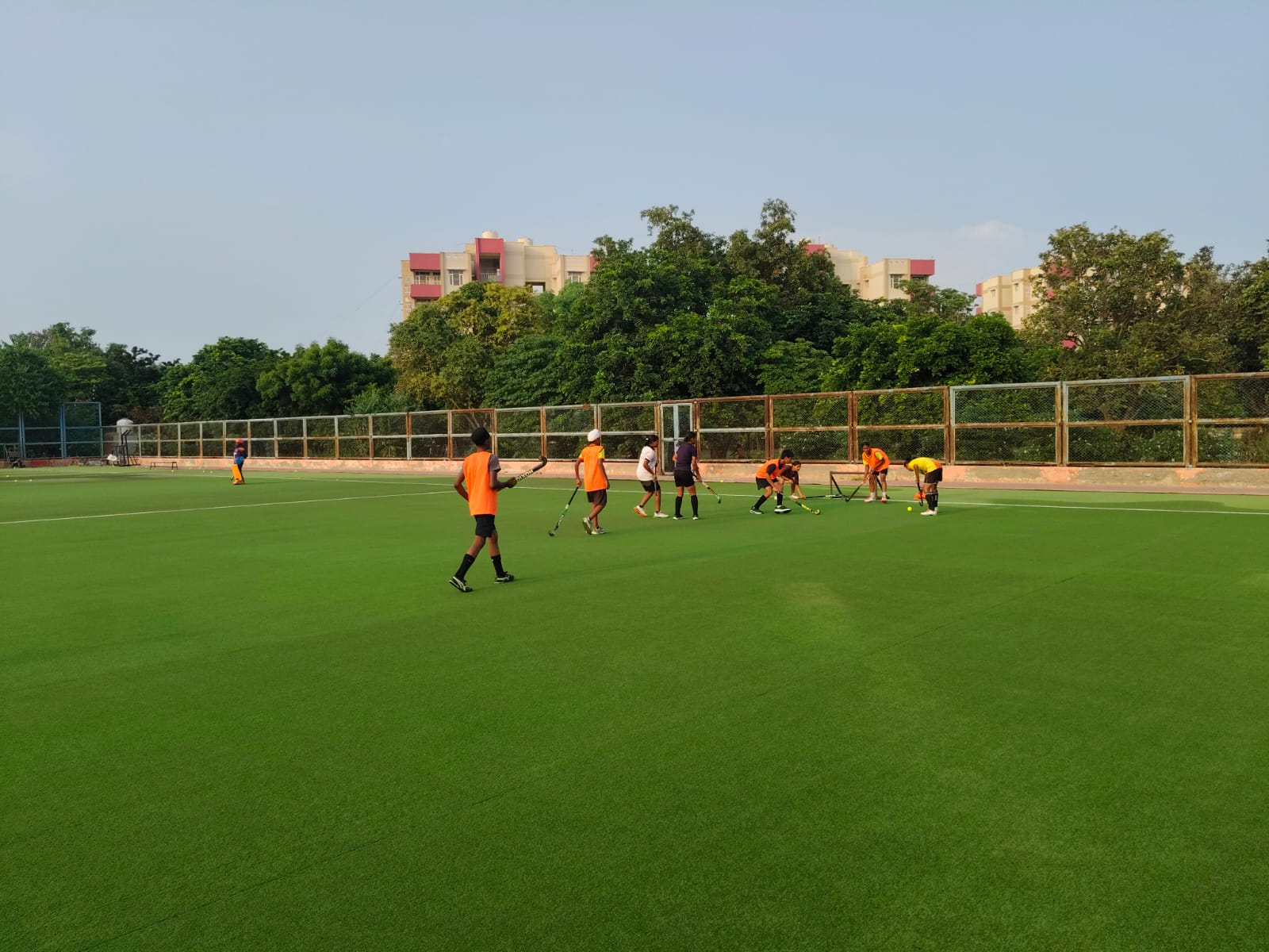 स्टेडियम में मैच खेलते हुए युवा खिलाड़ी।