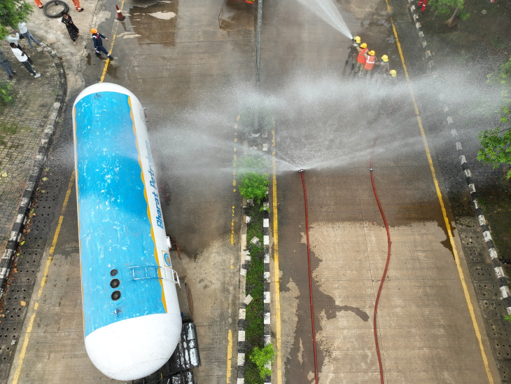 सरे चरण में स्टेडियम के पास LPG टैंकर के दुर्घटनाग्रस्त होने और गैस रिसाव की स्थिति बनाई गई।