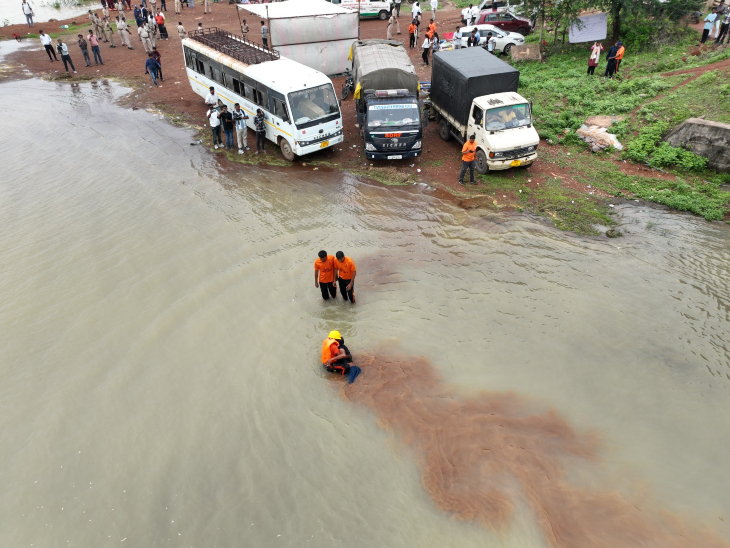 NDRF, SDRF, नगर सेना, पुलिस, स्वास्थ्य विभाग और जिला प्रशासन समेत कई विभागों की टीमें शामिल हुईं।
