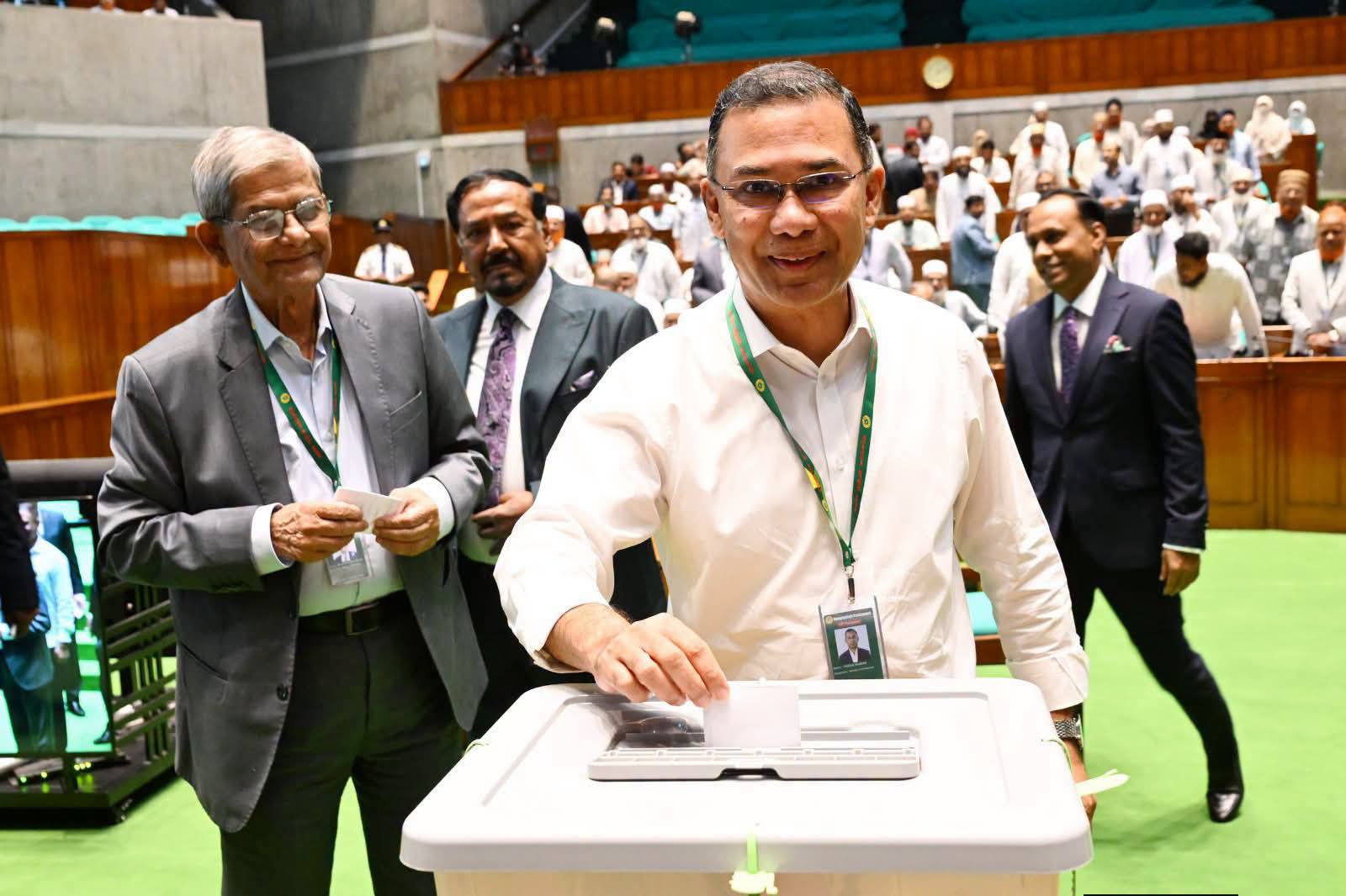 प्रधानमंत्री तारिक रहमान राष्ट्रपति चुनाव में अपनी वोटिंग पर्ची बैलेट बॉक्स में डालते हुए।