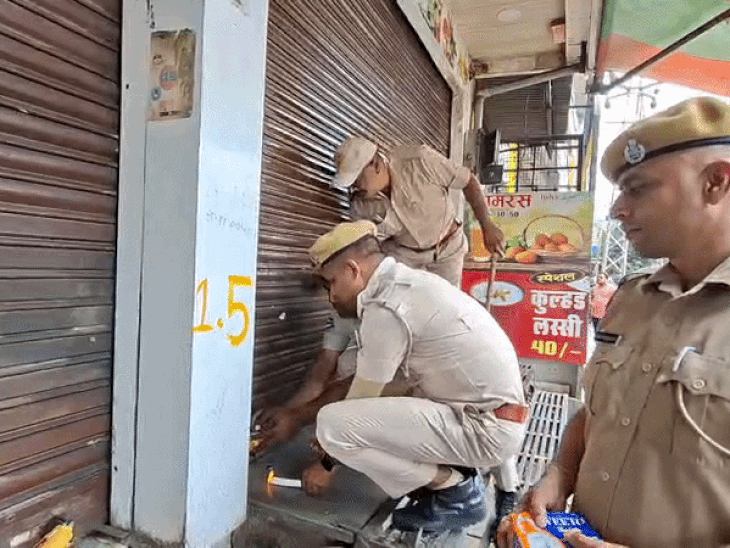 उदयपुर में यूडीए की टीम दुकानें सील करते हुए।