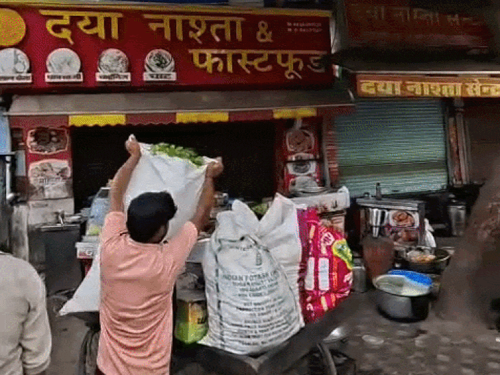 सील से पहले तैयार नाश्ते को वहां से हटाता दुकानदार।