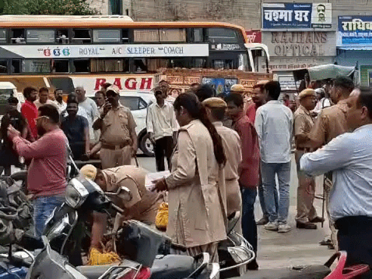 यूडीए की कार्रवाई के दौरान जमा हुई भीड़।
